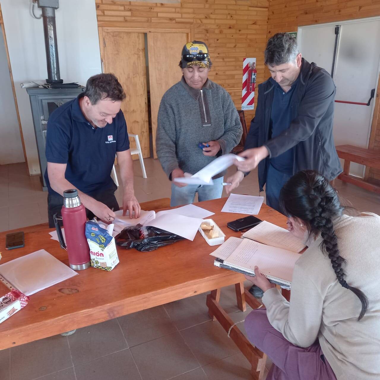 Signing an agreement with the Calfucurá community towards climate-smart livestock farming in Patagonia.