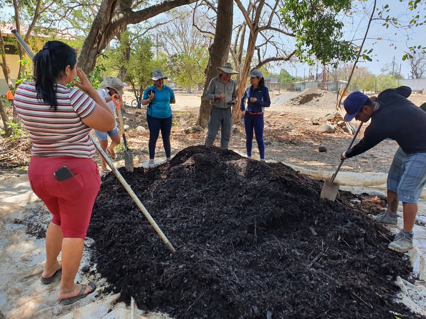 Transferencia de tecnología sobre preparación de compostaje a grupo de productoras de Bella Vista de Puntarenas (Región del Pacífico de Costa Rica)