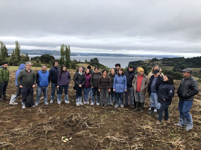 Especialistas del proyecto en terreno durante el taller en Chile