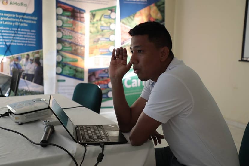 Investigador de AGROSAVIA explicando las funciones de la App