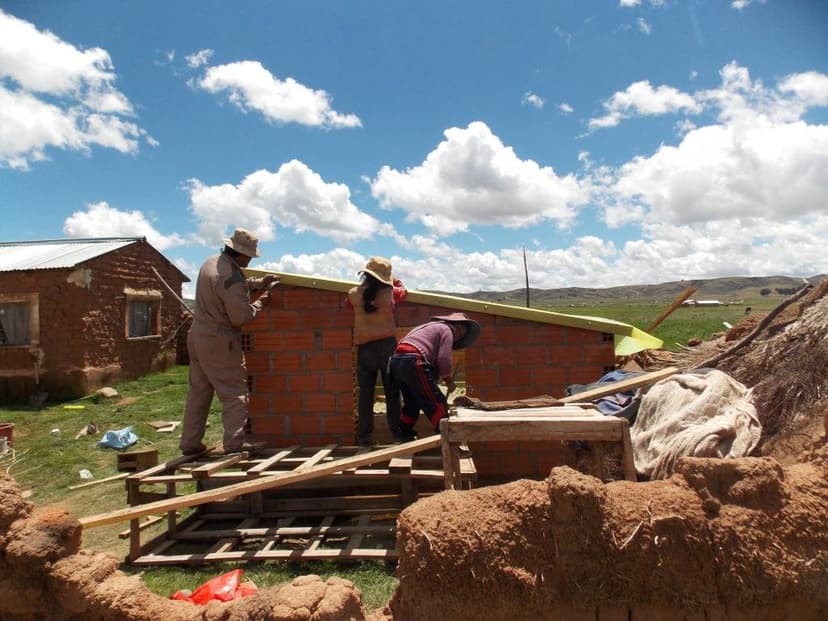 Ampliación del criadero de lombrices para la producción de humus. Réplica en su hogar por las hermanas Mayta Calliasaya, con apoyo de sus padres. Pillapi, La Paz-Bolivia.  