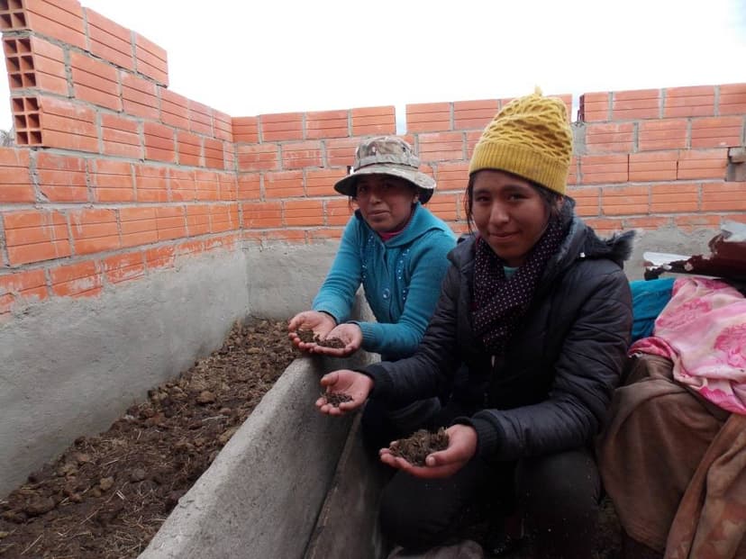 Las hermanas Mayta Callisaya en Pillapi (La Paz-Bolivia), en la réplica de cría de lombrices para la producción de humus