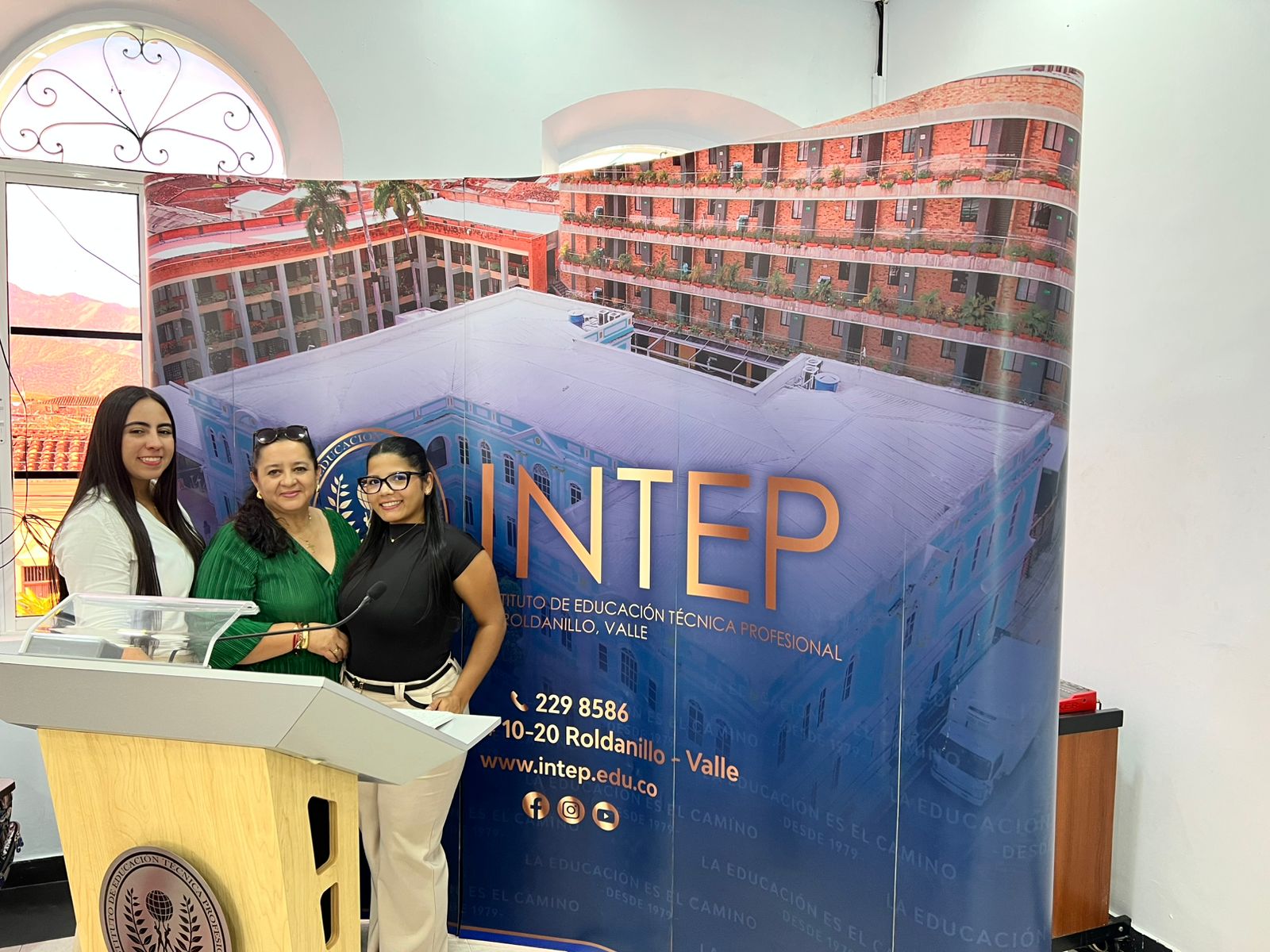 Students from Colombia and Honduras Present Academic Advances in Efficient Water Use
